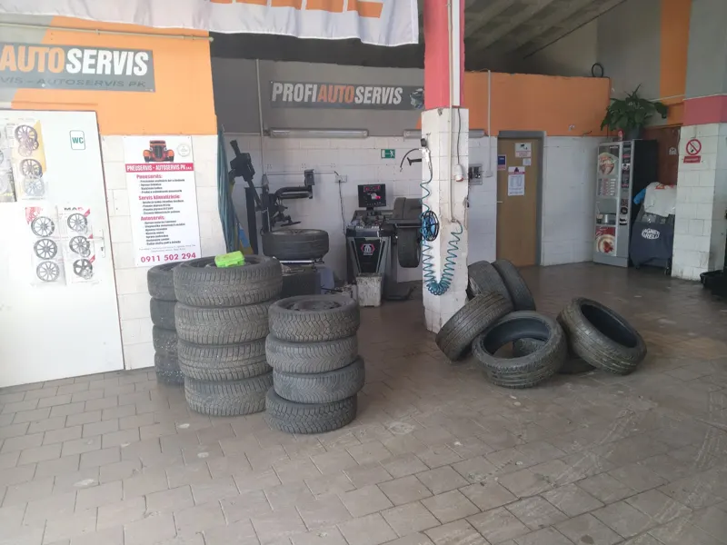 Pneuservis: prezúvačka, vyvažovačka a pneumatiky pripravené na prezutie